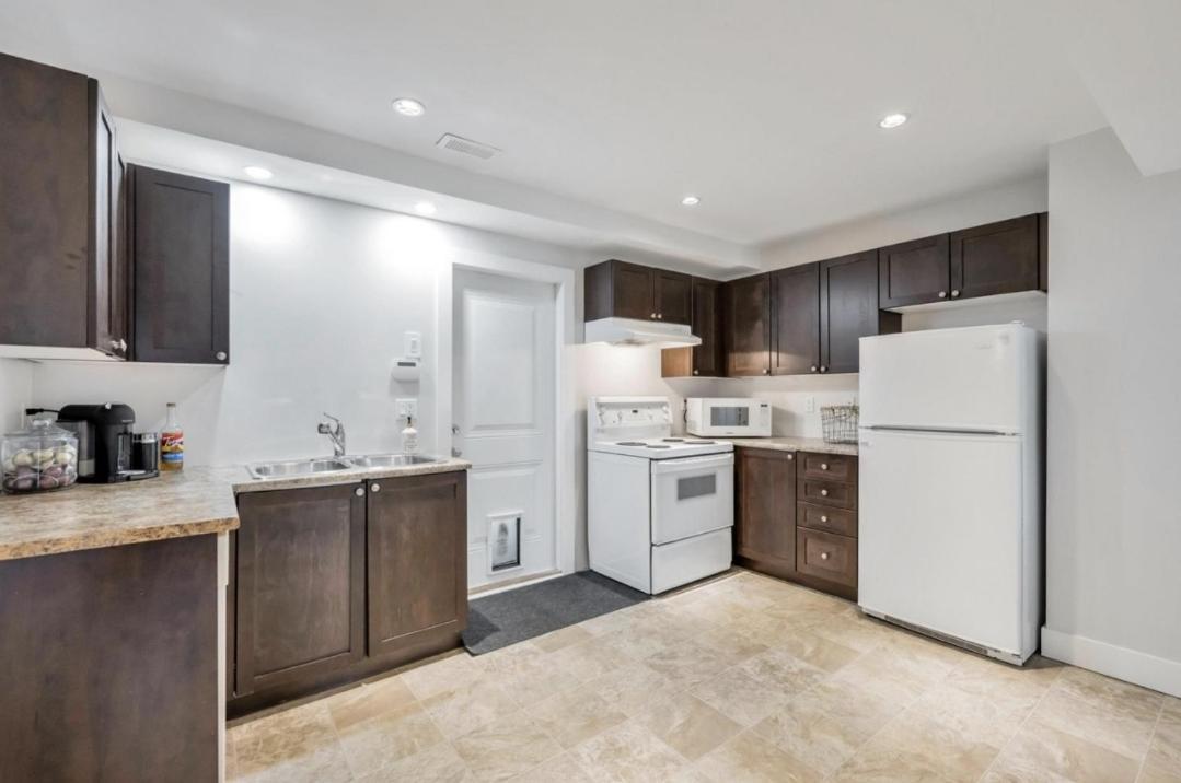 Private 1 Bedroom In Brookswood Langley Kültér fotó