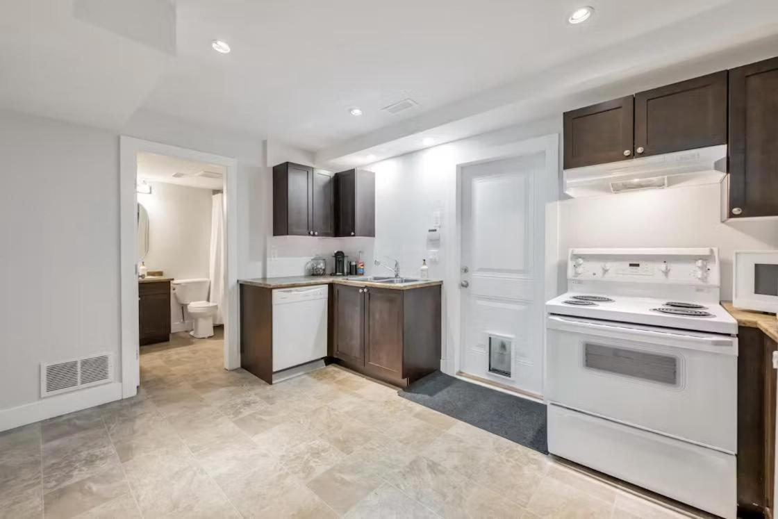 Private 1 Bedroom In Brookswood Langley Kültér fotó